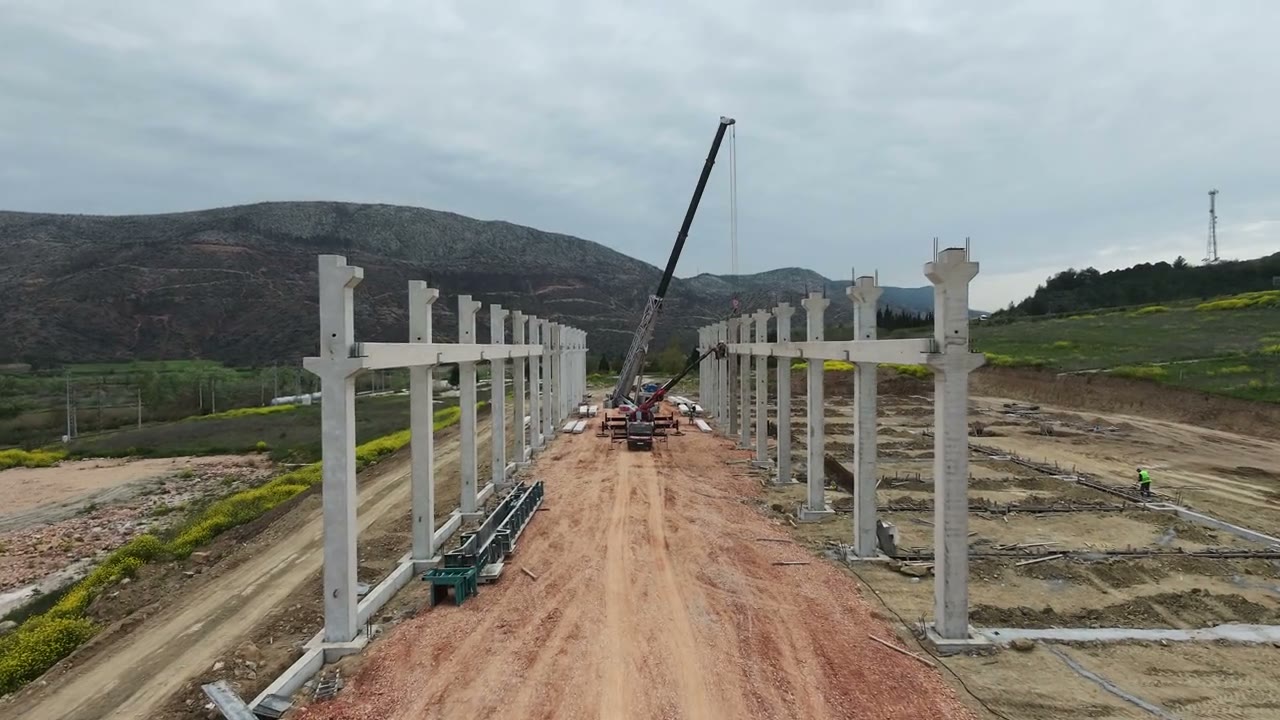 Montajı süren prefabrik betonarme kolonlar, havadan görünüm