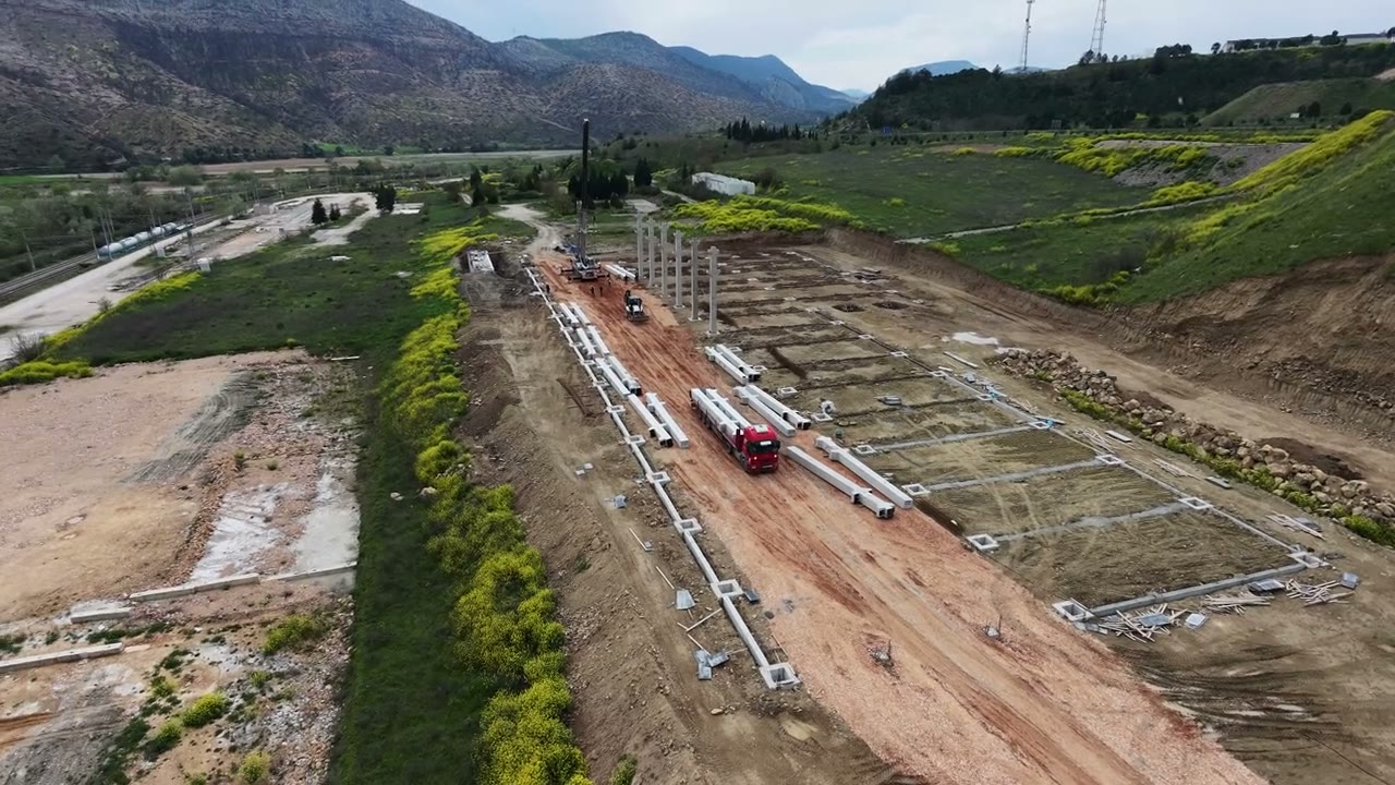 Şantiyeye sevk edilen prefabrik betonarme elemanlar, havadan görünüm
