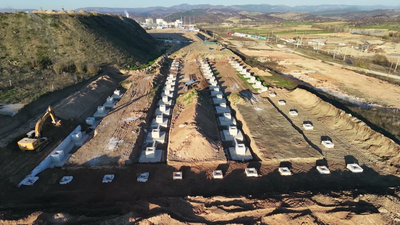 Prefabrik kolonlar için hazırlanan soketli temeller, havadan görünüm