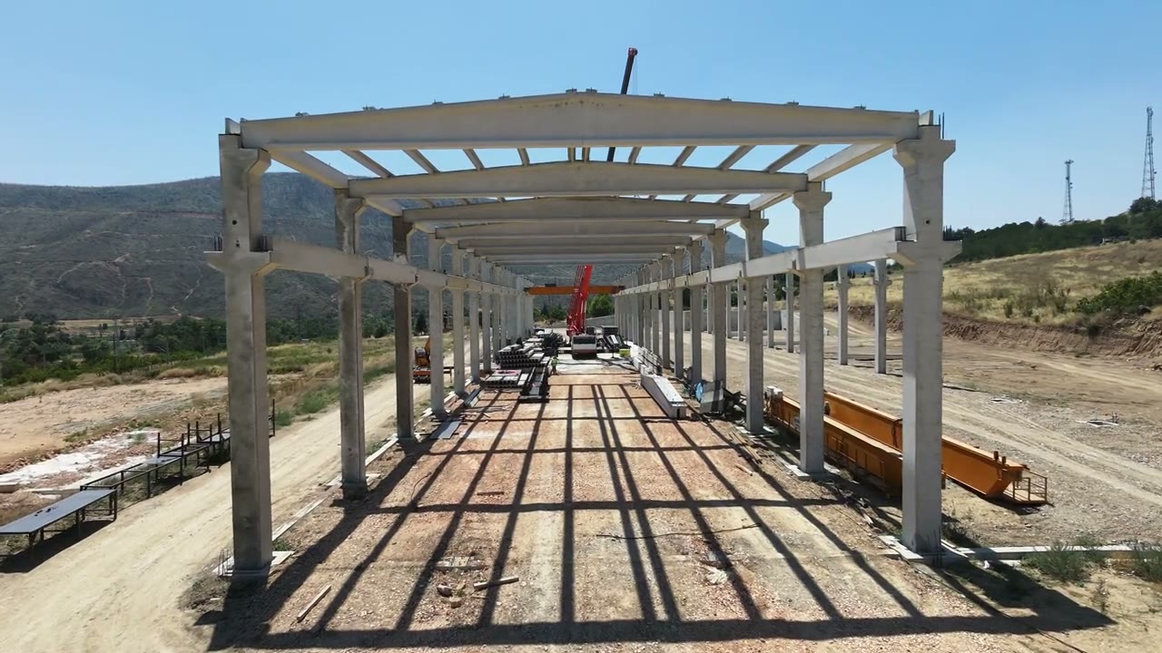 Kaplama öncesi prefabrik çatı makasları ve aşıklar, havadan görünüm