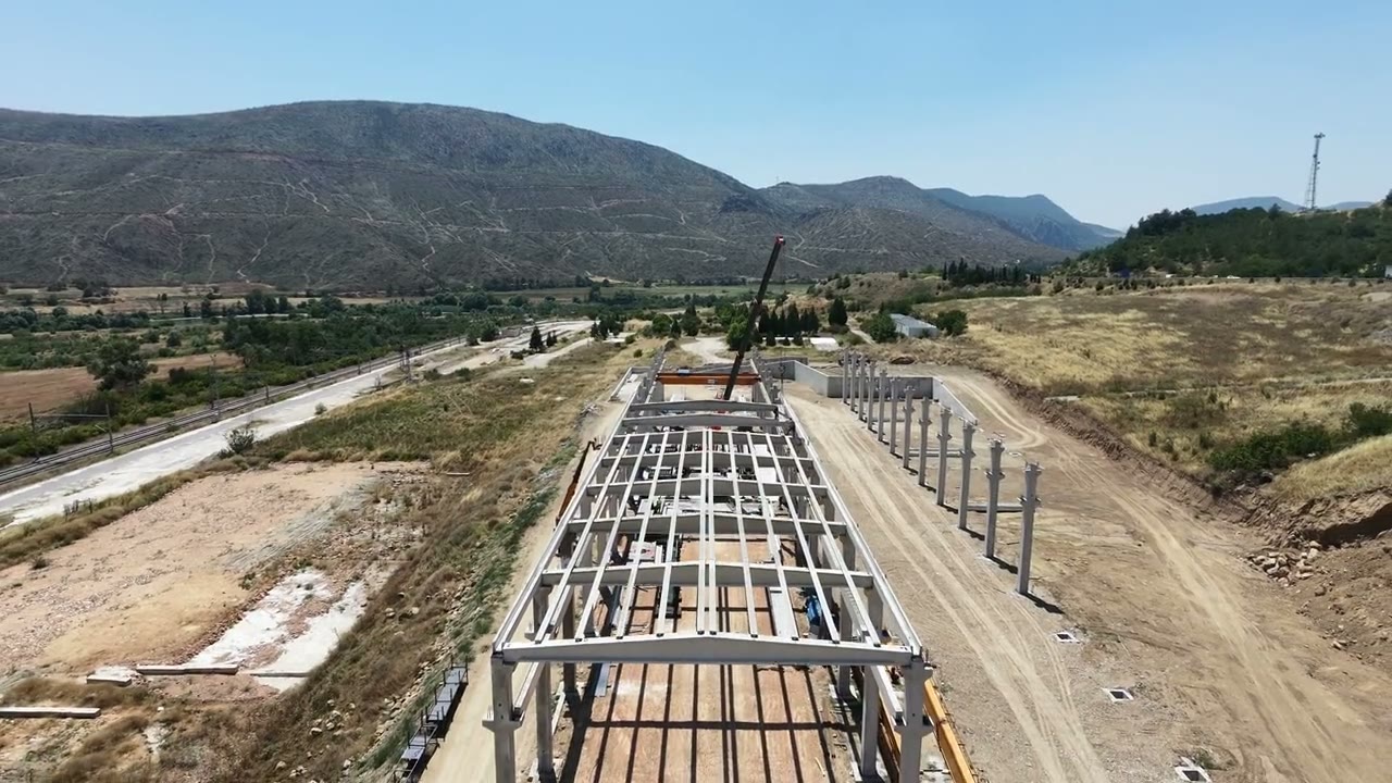 OSB parselinde kurulan üretim tesisi ve çevresindeki arazi, havadan görünüm