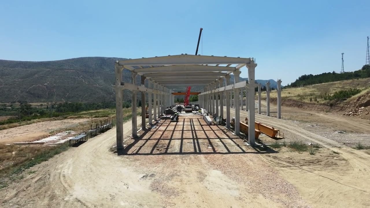Prefabrik taşıyıcı sistemin içinden kolon aksları ve çatı makasları